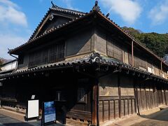 西方寺の石段下手前、本町通り沿いに建つ“上吉井邸 (初代郵便局跡)”は1871年に建てられた建物で1874年から郵便取扱所となり、竹原で初めての郵便局として約60年間営業していた。
この町並み保存地区の中では比較的新しいけど、それでも築約150年経過しているため風格が感じられた。
入口脇には開設当時設置された【書状集箱】のプレートが付いた黒い郵便ポストも残っていて、「ほかのポスト同様に取り集めを行うのでご利用ください」と看板があり今も現役で使用されている。