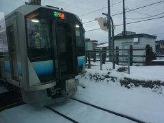 ●快速リゾートしらかみ4号から

15:52。
JR/北金ヶ沢駅にて、逆方向のJR/弘前駅行列車とすれ違いました。
