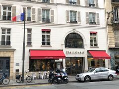 フランス・パリ「フォーブル・サントノレ通り」【Dalloyau】

フォブール＝サントノレ通り沿いにあるパリの本店
【ダロワイヨ】サントノレ店の写真。

マカロンで有名ですね。

フランスを代表するガストロノミーの１つで、1802年に創業しました。
その歴史は1682年、シャルル・ダロワイヨがヴェルサイユ宮殿にて
フランス王家の食膳係を務めていたころにさかのぼります。
料理人にとって羨望の的であった職に就き、美食作りを追及した
ダロワイヨ家は、フランス食文化に名を残す美食の名店として
今も高い評価を受けています。