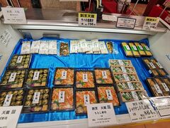 デパートがあるので覗いてみました
お土産もたくさん売ってるし
美味しそうなちらし寿司も売ってます