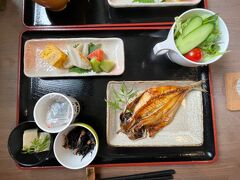 おはようございます。
朝ご飯です。朝からガッツリです。
普段は夜しか食べないので若干きつかったですがありがたくいただきます。