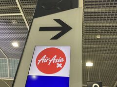 ［成田空港ターミナル２］Air Asia X

&#11036;︎ はみ出すFカウンターの行列には、疎らに日本人客…