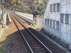 単線です.
たまたま運よく電車が来て動画もとれました
https://youtube.com/shorts/shDuszXm2PU?feature=share