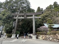 2日目は、高千穂へ向けて出発。
3月13日で、気温は3℃。日中は12度まで上がるらしいけど、朝イチなので寒ーい。