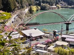 そして道の駅、『天竜相津花桃の里』に駐車して徒歩で15分程、山を登りますよ。途中の高台から道の駅と船明（ふなぎら）ダム湖が見えました。
道の駅の駐車場はあまり広くないので、11時頃に到着したのですが、満車で20分位待ちました。まだまだ、車が渋滞してますね。