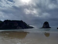 面白い形の岩山も見えた海岸