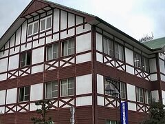 宇奈月駅の前にアルペン風の異国情緒のある建物がありました。
これは黒部川電気記念館で、電源開発の歴史が学べるそうですが、ツアーのため立ち寄ることはできませんでした。