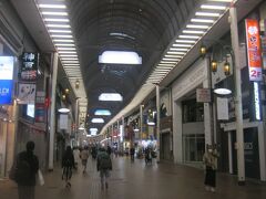 元町商店街のアーケードに突入。