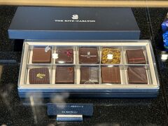 東京・六本木『ザ・リッツ・カールトン東京』45F【La Boutique】

チョコレート&ペストリー【ラ・ブティック】のショーケースの写真。

〇 チョコレート 10個入　4,900円

バラ売りのチョコは45階にはありません。