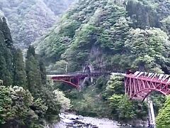 トロッコ電車に乗ってすぐに素晴らしい峡谷の絶景が見えました。
右側に見える橋が山彦橋で、かつてはこちらをトロッコ号が通っていたようですが、現在遊歩道になっているそうです。
ここにも鯉のぼりがたくさんなびいていました。
