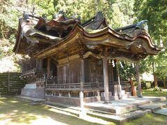 越前和紙の里の近くにある岡太神社・大瀧神社。約1500年前、この地に紙の漉き方を教えたとされる川上御前が紙祖神として祀られている。複雑な屋根の形が特徴。