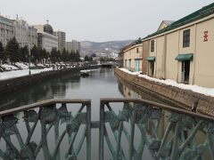 運河の沿いの道を歩いて浅草橋にきました
大勢の外国人観光客にまじって私も写真をぱちり
左手前に見える建物がホテルソニアです