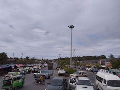 長ーい入国審査を終えてようやくタイに入りました

さて、まだ歩きます