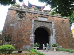 タンロンの遺跡から出て、敷地の北側に周ったところにあるバック門(北正門)。
阮(グエン)朝が整備したハノイ城塞の北門として1805年に築かれたもの。
左側の上部と下部に、1882年フランス軍の艦艇からの砲弾の跡が残っている。