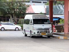 チョンメックバスターミナルでウボンラーチャターニ行きロットゥ乗車　１００B