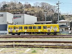 帰り道、天竜二俣駅に立ち寄ります。
カワイイ、ブンブン号がいましたよ。ミツバチのラッピング電車です。