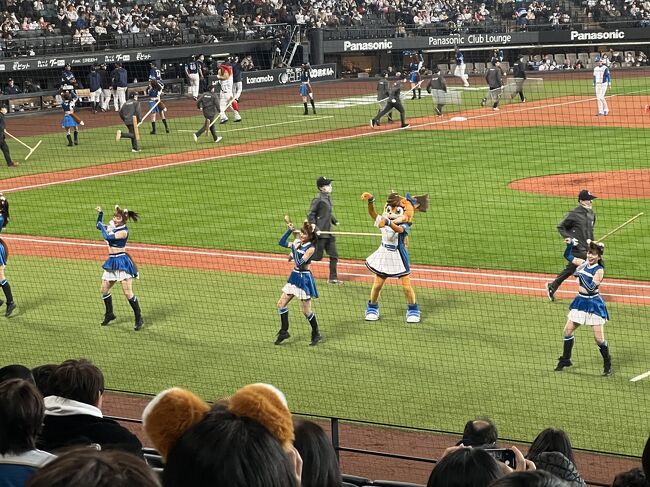 お約束の『きつねダンス』ハムの本拠地でしか行われないので初めて生で見ました。観戦に来てる女の人は結構な割合できつねの耳をつけています。<br />球場探索を再開します