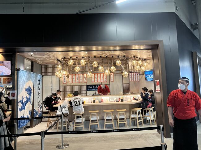 なんと球場内に職人さんが握ってくれるお寿司やもあります。清宮君ユニの人が食べてました！