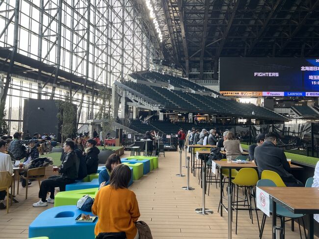 ここはバックスクリーン上のテラス席　ワンドリンク注文したらここからも観戦可能