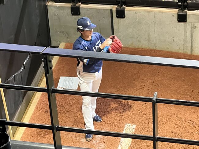 外野席付近にブルペンがあります。肩を作っているのは森脇投手