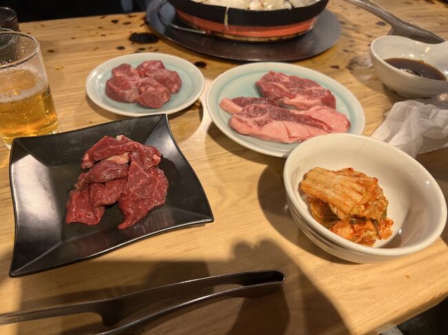 カウンターのみ10席ほどでしょうか？<br />ジンギスカン、上肉、ヒレ肉、瓶のクラシック、キムチを注文