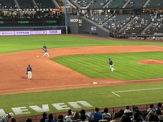 ファールグランドが狭いせいか選手がとても近く感じます。