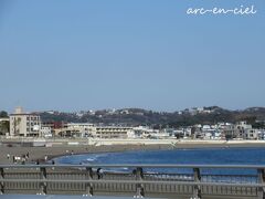 江の島海岸を見ると、こちらには早くも水遊びしている方が！
この日は、快晴で20℃近くまで気温が上昇していたので、水遊びしたい気持ちもわかります(^^)。