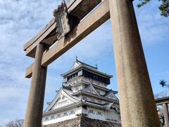 11:10　八坂神社一之鳥居越しの小倉城
桜まつりは3/25から開催