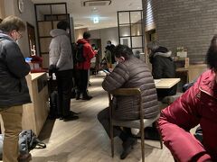 疲れて寝ていると非常ベル。
間違いとの放送が入ったが何度も同じようなことを繰り返され、しまいに避難してくれと放送が入る。12時前後だったかな。
階段で降りてロビーで待機。
東アジアの客はわけもわからず浴衣で降りてきた人もいた。
ここでも1時間くらい待たされ結局よくわからないが部屋に戻っていいということになった。
翌朝なんだったんだと聞くと明確な原因の回答はなかったがなぜか宿泊費の一部を返却されることになった。
ラッキー？