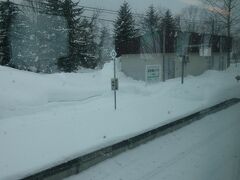 中愛別駅。
愛別駅の次の駅となっております。

ここまで、概ね順調に走ってきた特急・大雪ですが、ここで対向列車が遅れているとの放送とともに、しばらく停車。これ以降、到着まで遅れを生じたまま進んでいくことになります。