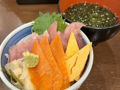 東海道沿線は何度か青春18きっぷで来ていますが、やはりこのあたりでは海鮮丼を食べたい！
本当はここの隣のお店に行きたかったのだけど、7組待ち＆お目当ての丼が売り切れたとのことだったので、急遽こちらのお店へ。

種類が豊富で迷いましたが、サーモン・まぐろ・メジナの三種盛りに。
定食でなく単品でつけたあおさ汁もたっぷりで、観光に備えてしっかり腹ごしらえできました。