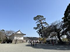 駅から徒歩10分ほどで、城址公園へ。
この日はイベントをやっていたようで、キッチンカーなどが来ていました。

甲冑の着付体験ができるようで、子どもたちや外国の方が楽しんでいました。
（小さい子が兜をかぶった後ろ姿がかわいかった！）