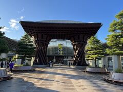 金沢駅の兼六園口を出てすぐのところにある大きな門は「鼓門」。

北陸新幹線の金沢延伸に伴い、駅前も整備されてできたこの門は金沢の新たなシンボルとして多くの観光客が写真を撮っていました。
