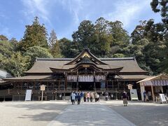 本社の大神神社に到着。

大神（おおみわ）なんて、どうあがいても読めない。三輪神社じゃカッコ悪いと思ったんだろうなぁ、きっと。
明治に改名されたらしい。
絶対に読めないキラキラ難読名前はここから始まったのかもしれない。

ちなみにWebサイトでは
「大和国一之宮　三輪明神　大神神社」
となっており、ご丁寧に大神には（おおみわ）と ふりがな までふってある。

だよね～　ふつう大神は「おおみかみ」だもんね～