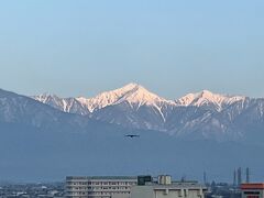 ホテルの部屋からは槍ヶ岳も見えました。
常念岳の左に尖った山頂が見えてます。