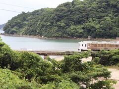 鵜戸神宮を出て「日南海岸ロードパーク】を南下して
日南線「油津駅」を過ぎてしばらく行ったあたりで鉄橋発見！
脇に停められて列車時刻を調べてみると15分くらいで通過することが
わかったので待っていると・・・しばらくして列車がやってきました！