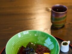 伊勢志摩スカイラインで伊勢から志摩へ抜ける予定でしたが、
気になっていた深緑茶房の飯南本店へ。
周辺には茶畑もあり、長閑な場所です。

ここのほうじ茶が家族全員大好きで日本茶カフェも気になり
行ってみることに。
ほうじ茶、緑茶のゼリーが入った白玉でほっこりできました。