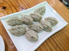 水餃子（マンドゥ）

お腹が空いたので昼食へ。
全州名物カルグクス（うどん）を賞味。
ちょうどお昼時もあって観光客やビジネスマン、地元民などで大混雑。

でもお店もかなり広いのでさくっと入れました。
ウドンと水餃子（肉かキムチ）ぐらいしかメニューがないので回転も早い！

注文してメニューが来たらテーブルで支払います。