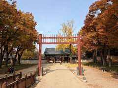 食後は韓屋村を散策。
まずは中心部にある慶基殿へ。
朝鮮王朝を建国した太祖・李成桂の御真（肖像画）が祀られた場所です。

入場料3,000ウォン（400円くらい）
広い敷地内には復元の建物も多く、中に入れるようになっているのですが、
朝鮮王朝時代のコスプレを学生ちゃんたちの撮影大会状態でした。
