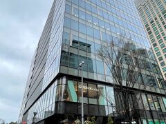 東京・日比谷

2023年3月16日にオープンした商業施設『東宝日比谷プロムナード
ビル』の外観の写真。

旧東宝ツインタワービルの場所です。

実際は雨が降っていたので地下2階から上がってきました。

新ビル名の「プロムナード」には、仏語で“散策”や“散歩道”という
意味があり、街を訪れる多くの方々が新ビルを起点に日比谷を
散策していただき、新たな出会いや発見に触れ、豊かで上質な時間を
過ごしていただきたいという想いが込められています。
日比谷ならではの立地を活かし、映画や演劇鑑賞に訪れた方々には
商業ゾーンにおいて上質なエンタテインメントの余韻を。

東京メトロ「日比谷駅」と直結する地下 2 階から地上 2 階の 4 フロア
で構成され、魅力的な飲食店、物販・サービス店が全 11 店舗
ラインナップ。この春、日比谷に新たな賑わいを創出いたします。
店舗の一覧は、次の頁をご覧ください