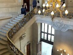 前回の旅行記最後はリシュリュー翼の最上階で、
北ヨーロッパの絵画を鑑賞しました。

鑑賞後はシャンデリアが眩しい豪華な階段を降り
下の階のナポレオン3世の居室へ向かいます！