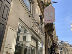 目的地へ到着しました◎

二ナス･パリ本店です！
ルーヴル美術館のお土産コーナーにも、
マリーアントワネットが描かれた
二ナスの可愛いグッズが多く並んでいました。

今日はここでティータイム………と思っていましたが
何やらお店が暗い…