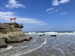 砂浜を歩くと海沿いに鳥居があり、階段を上がって鳥居のそばに行くことができる。