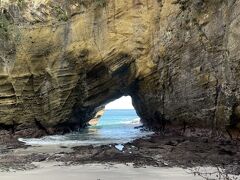 竜宮窟と書いてある案内板を降りると、洞窟の底にたどり着く。海底火山の地層の弱い部分が波の力で削られることにより洞窟が作られ、天井の一部が崩れることで天窓が生まれた、と看板の表記。洞窟内部からは海とつながる横穴から相模湾を見ることができます。本当に素敵な景色。