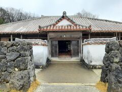 反時計回りで回ります。
前回は傾斜を見て歩けなくてさっさとバスに乗ったのですが、今回は歩いてみます！

入ってすぐ右手、沖縄県 石垣島の家。