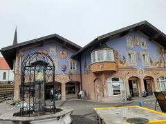 ドイツ・バイエルン州の村。

もう少しウッディな方なドイツという感じもしますが・・
こちらではドイツのお土産も多数ありました。
