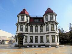 旧東奥義塾外人教師館のすぐ隣に赤い屋根がかわいい旧弘前市立図書館があります。
なんか赤くて丸い屋根で青森なだけにリンゴ2つみたい･･･と思ってしまいました。

こんな素敵な建物が2軒並んで建ってるってのがまたすごいと思うんだけど･･･。
この弘前市立図書館も設計・施工は堀江佐吉氏です。