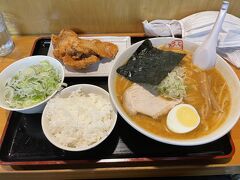 チェックイン後に洗濯をした後、19時頃夕食を食べに「らーめんだるま 屋網走店」に来店です。
頼んだのは味噌ラーメンの唐揚げセット。こってりした味噌のスープに中太のちぢれ麺がよく合います。ニンニクを入れても美味しかったです。
この後はホテルに戻り、少しテレビを観てから就寝しました。

最後の方は少し駆け足になりましたが、これにて北海道7泊8日の旅網走編は終了です。
網走には1日だけしか滞在しませんでしたが、行きたかった所には行けたので大満足です。
次は稚内に向かいます。
ご愛読ありがとうございました。