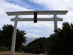 車で移動して5分くらいの「御崎神社」にきました。
白い鳥居が目印です。
