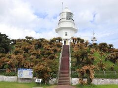 御崎神社から車で5分ほど移動して「都井岬灯台」へ。
せっかくなので参観(300円)。